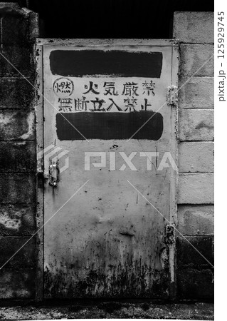 レトロな扉 125929745