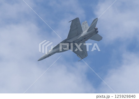 岩国基地航空ショーでデモフライトを行うアメリカ海軍のF/A-18F　スーパーホーネット 125929840