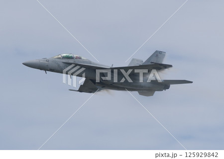岩国基地航空ショーでデモフライトを行うアメリカ海軍のF/A-18F　スーパーホーネット 125929842