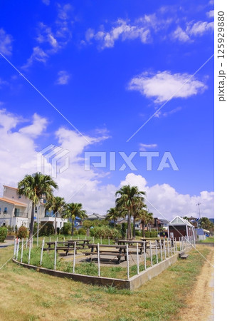 千葉県南房総市の和田浦海水浴場の青い空 125929880
