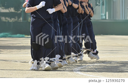 体育祭でムカデ競走する人々 125930270