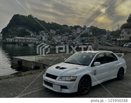 車と街並み 125930288