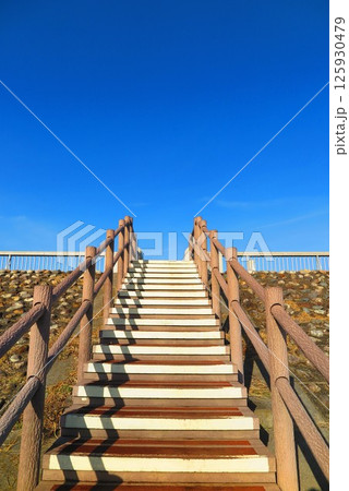 湖の堤体の階段の風景2 湖の堤体の階段の風景2 125930479