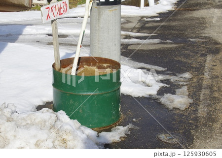 凍結路のスリップ防止用滑り止め砂 125930605