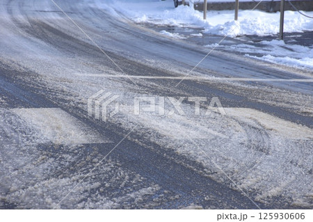 シャーベット状になった道路の積雪の様子 シャーベット状になった道路の積雪の様子 125930606