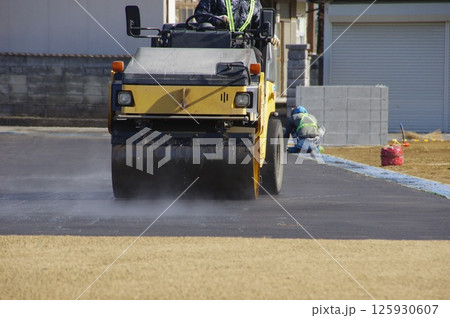 宅地造成地の通路の舗装工事をする様子 125930607