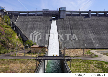 春の朝里ダム（重力式コンクリートダム） 125930771