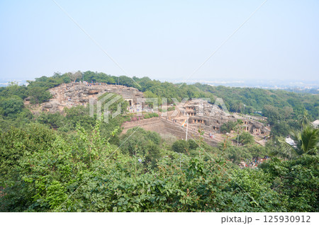 ブバネシュワールのウダヤギリ洞窟とカンダギリ洞窟 125930912