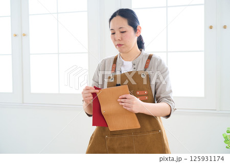 ハンドメイドの革製品を作る女性 レザークラフト ハンドメイドの革製品を作る女性 レザークラフト 125931174