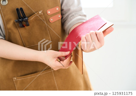 ハンドメイドの革製品を作る女性 レザークラフト ハンドメイドの革製品を作る女性 レザークラフト 125931175