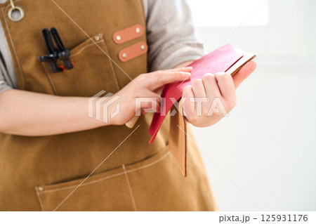 ハンドメイドの革製品を作る女性 レザークラフト ハンドメイドの革製品を作る女性 レザークラフト 125931176