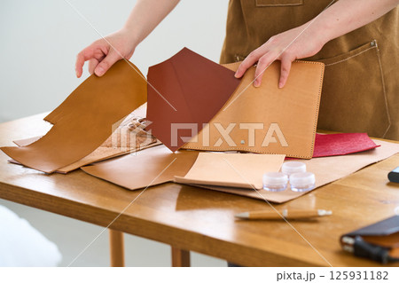 ハンドメイドの革製品を作る女性　レザークラフト 125931182