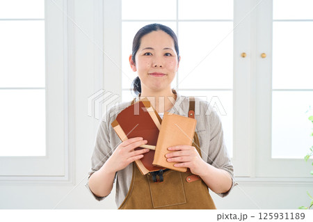 ハンドメイドの革製品を作る女性 レザークラフト ハンドメイドの革製品を作る女性 レザークラフト 125931189