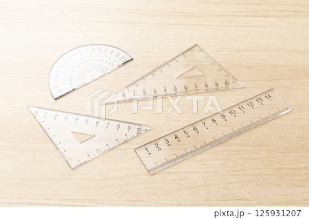 机に置かれた定規 机に置かれた定規 125931207