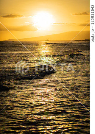 海に沈む夕日 海に沈む夕日 125931642