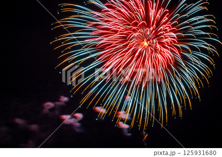 夜空に広がる花火 夜空に広がる花火 125931680