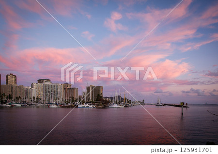 ハワイの夕暮れ 125931701