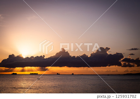 海に沈む夕日 海に沈む夕日 125931702