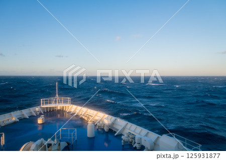 【東京九州フェリーはまゆう新門司行　大時化の太平洋上船首から】 125931877