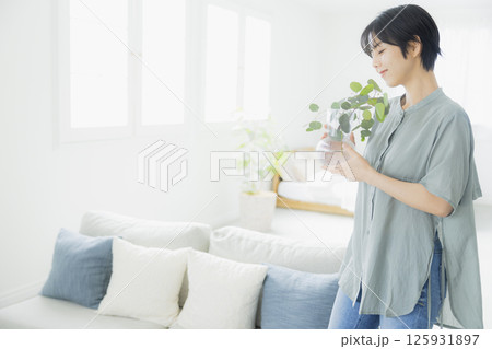 観葉植物を持つ女性 観葉植物を持つ女性 125931897