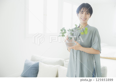 観葉植物を持つ女性 125931899