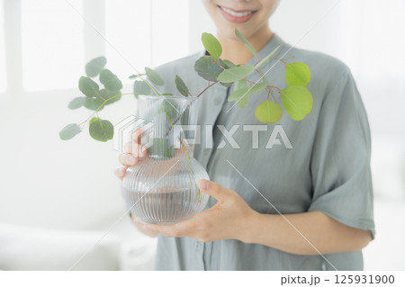 観葉植物を持つ女性 125931900