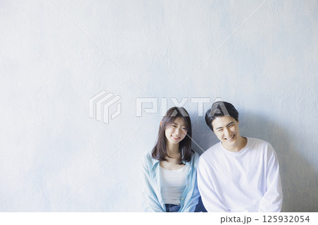 並んで座るカップル 125932054