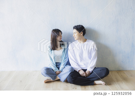 並んで座るカップル 並んで座るカップル 125932056