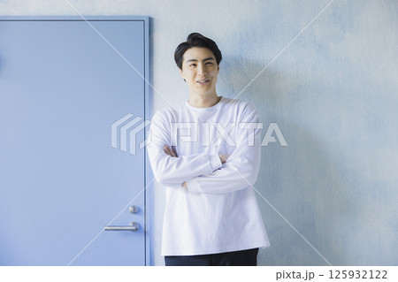 Tシャツを着た男性 125932122