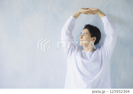 Tシャツを着た男性  125932304