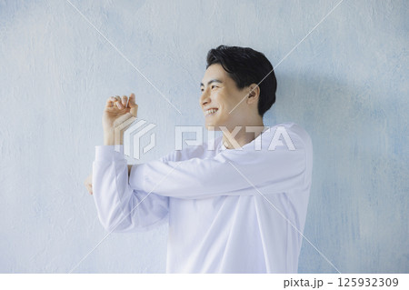 Tシャツを着た男性  125932309