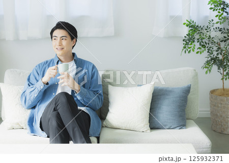 コーヒーを飲む若い男性 コーヒーを飲む若い男性 125932371