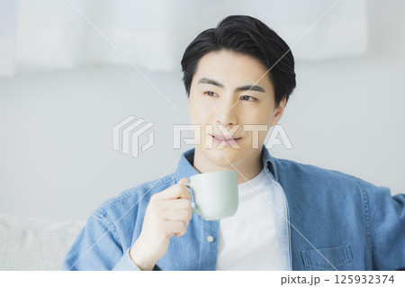 コーヒーを飲む若い男性 コーヒーを飲む若い男性 125932374