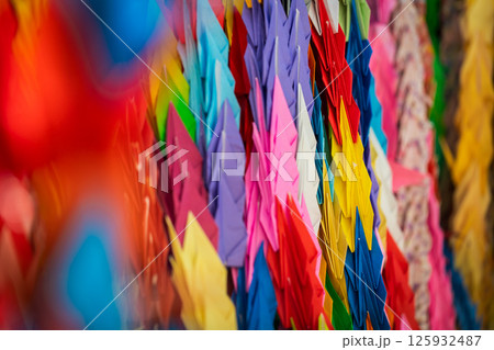 カラフルな千羽鶴 125932487
