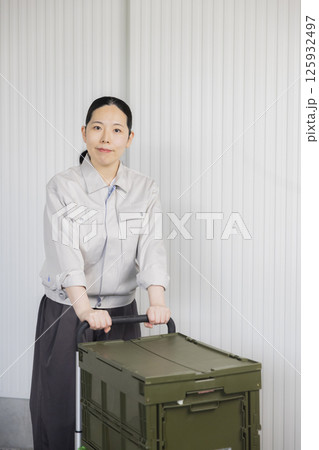 作業着を着たミドル女性 作業着を着たミドル女性 125932497