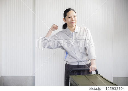 作業着を着たミドル女性 作業着を着たミドル女性 125932504