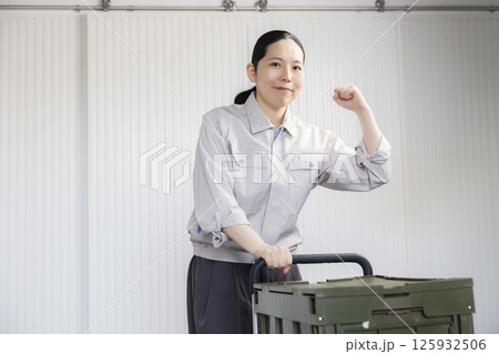 作業着を着たミドル女性 作業着を着たミドル女性 125932506