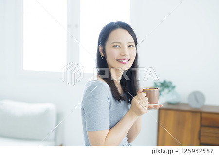 部屋でコーヒーを若い女性 125932587