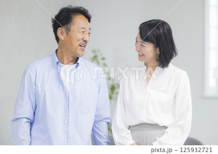 仲良く並んで立つ笑顔の夫婦 125932721