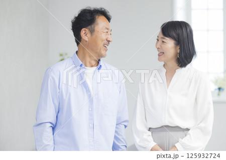 仲良く並んで立つ笑顔の夫婦 仲良く並んで立つ笑顔の夫婦 125932724