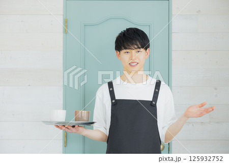 若い男性カフェ店員　 125932752