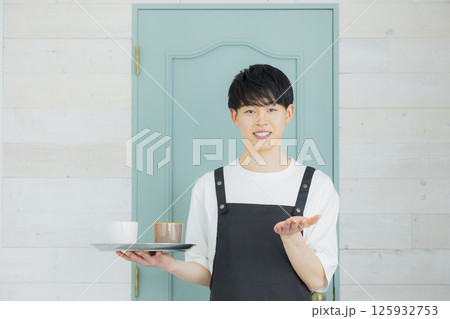 若い男性カフェ店員　 125932753