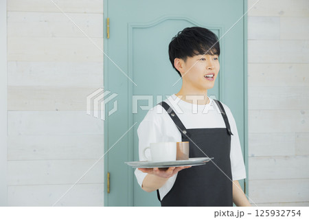 若い男性カフェ店員　 125932754