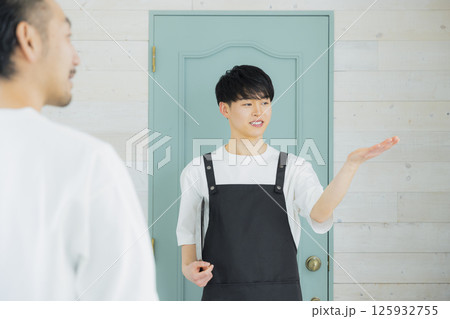 若い男性カフェ店員　 125932755