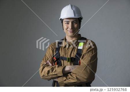フルハーネスを創薬した作業員の男性 フルハーネスを創薬した作業員の男性 125932768