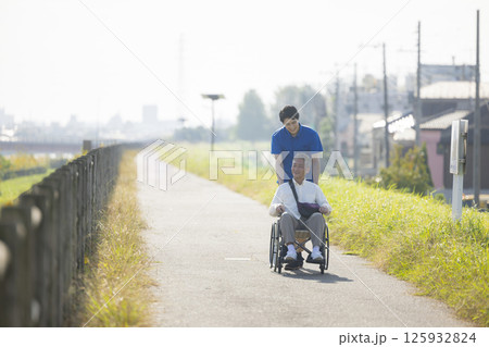 車椅子に乗るシニア男性 　　 　 125932824