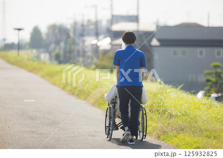 車椅子に乗るシニア男性 車椅子に乗るシニア男性 125932825