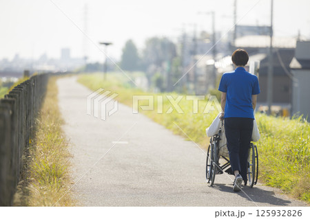 車椅子に乗るシニア男性 　　 　 125932826