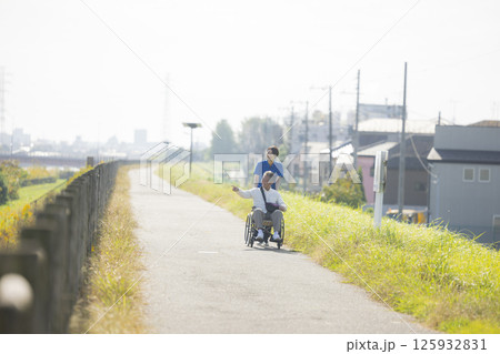 車椅子に乗るシニア男性 　　 　 125932831