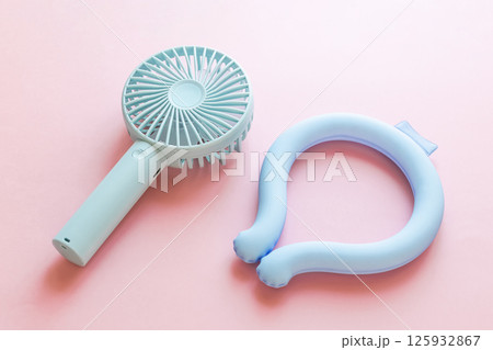 ハンディファンとネッククーラー 夏の熱中症対策グッズ ハンディファンとネッククーラー 夏の熱中症対策グッズ 125932867